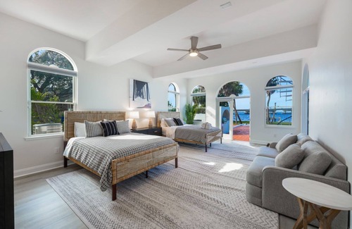 Fort Myers Villa | Leave the World Behind. 7 Bedroom Sleeps 20+, River View, Pool, Pets ok