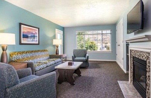 Midway Resort | Leave your worries at the door!