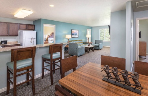 Midway Resort | Leave your worries at the door!