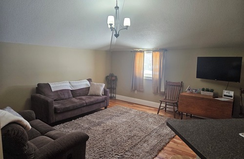 Bristolville Apartment | Ledgestone Farms-Cozy Farm Apartment