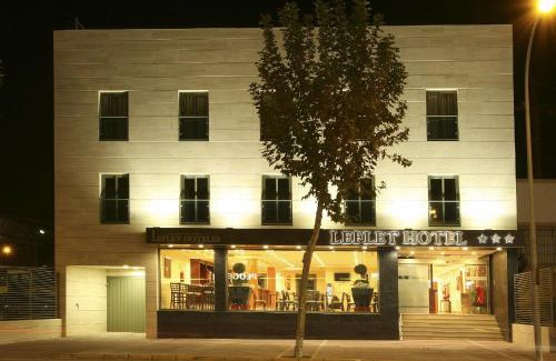 Dos Hermanas Hotel | Leflet Valme