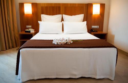 Dos Hermanas Hotel | Leflet Valme