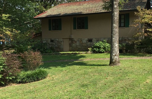 Cloudland House | Legendary lookout mountain escape with million dollar view.