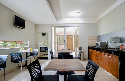 Bendungan Hilir Hotel | LeGreen Suite Tondano