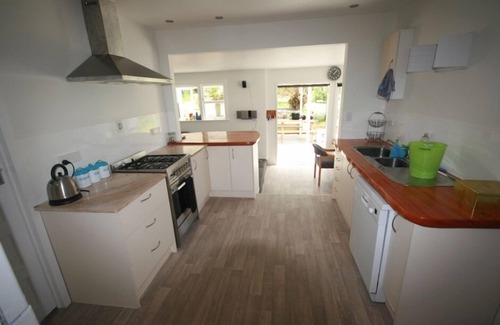Leigh House | Leigh Family Bach - Your perfect spot for a family getaway in the heart of Leigh