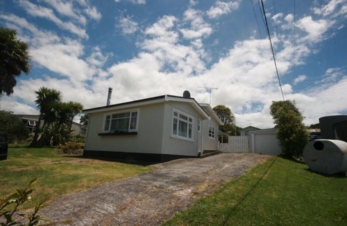 Leigh House | Leigh Family Bach - Your perfect spot for a family getaway in the heart of Leigh