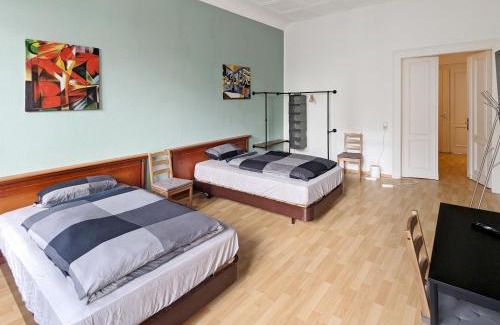 Zentrum-Sued Apartment | Leipzig Zentrum, Schnelles WLAN, TVs in allen 5 Zimmern, Self-Check-in, 5 Riesige Zimmer für große Gruppen, Aufzug