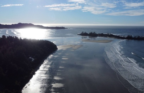Tofino House | Lennard View House is a private home on Chesterman Beach in Tofino