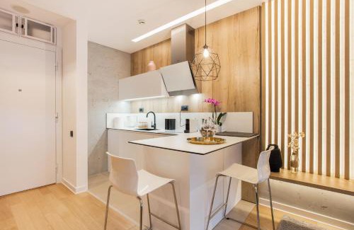 Novi Beograd Apartment | Leo Executive Suite, Self Check-In, Free Garage, FAST Wi-Fi, Concierge