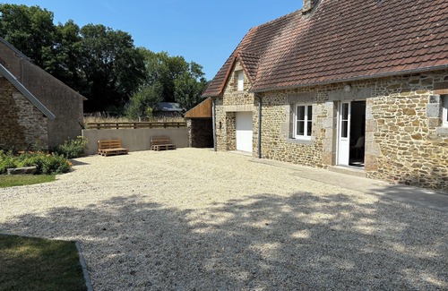 Dragey-Ronthon House | Les flots bleus: Charming little house by the sea (1.6km away)!