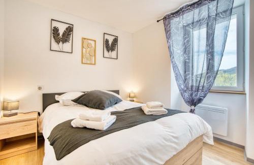 Banassac Apartment | Les Hourtous Netflix Wi-Fi Fibre Terasse 4 pers