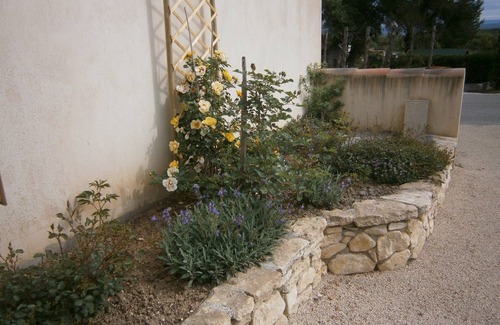 Robion House | LES LAURIERS 60m2 gite in the Luberon with garden area