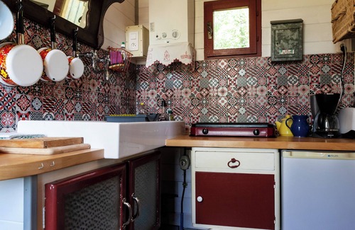 Villeneuve d'Aveyron Ski Chalet | LES ROULOTTES DE RITA, in the countryside, swimming pool, pets welcome