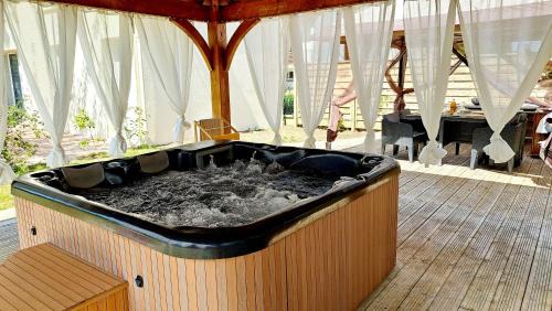 Les Breviaires House | Les Trois Palmiers - Jardin, Jacuzzi privatifs