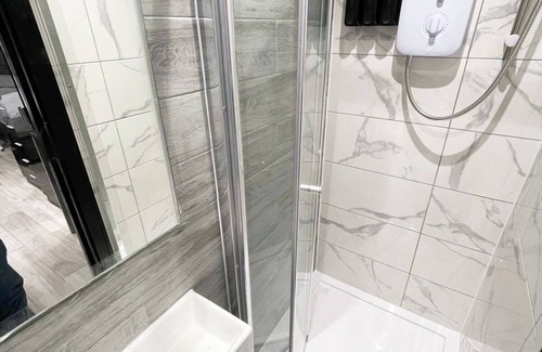 Headstone North Apartment | Letzi private en-suite, North Harrow.