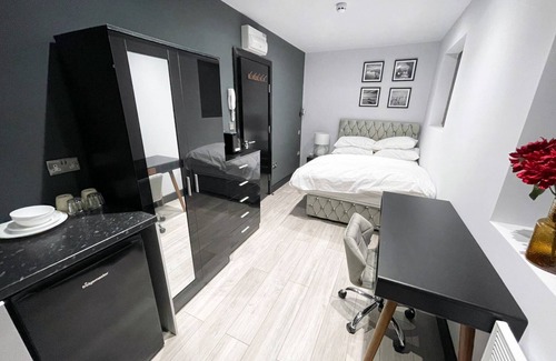 Headstone North Apartment | Letzi private en-suite, North Harrow.