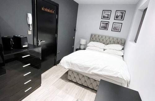 Headstone North Apartment | Letzi private en-suite, North Harrow.