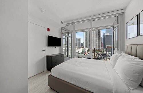 West Loop Hotel | Level - Fulton market Modern two bedroom two bath with full kitchen and balcony