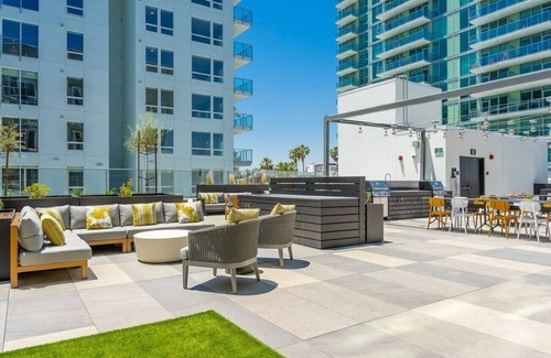 Downtown Long Beach Apartment | Level-Luxury Jr. Two Bedroom Suite. Enjoy an Extended Stay Getaway at the Beach