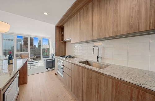 Near North Side Hotel | Level River North - Spacious Executive Suite