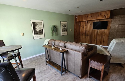 Lewiston House | Lewiston, NY. Premier Host! 5 mins. to Canada. 10 min. to Niagara Falls, NY!
