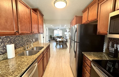 Lynchburg House | Liberty | Airport Haven: 4BED/3BA Townhouse w/Patio & Work Desk-sleeps 10! UNBEATABLE LOCATION! Off Wards Rd- Mins to LU, Airport, Mall, Eateries & Trails. Luxurious bedding. High-speed wifi. 3 streaming TVs. High-end comfort without the high price!