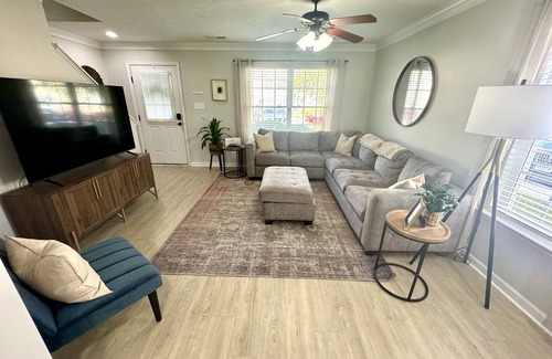 Lynchburg House | Liberty | Airport Haven: 4BED/3BA Townhouse w/Patio & Work Desk-sleeps 10! UNBEATABLE LOCATION! Off Wards Rd- Mins to LU, Airport, Mall, Eateries & Trails. Luxurious bedding. High-speed wifi. 3 streaming TVs. High-end comfort without the high price!