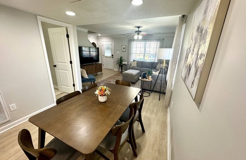 Lynchburg House | Liberty | Airport Haven: 4BED/3BA Townhouse w/Patio & Work Desk-sleeps 10! UNBEATABLE LOCATION! Off Wards Rd- Mins to LU, Airport, Mall, Eateries & Trails. Luxurious bedding. High-speed wifi. 3 streaming TVs. High-end comfort without the high price!