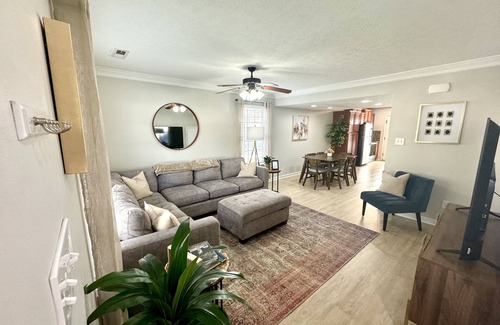 Lynchburg House | Liberty | Airport Haven: 4BED/3BA Townhouse w/Patio & Work Desk-sleeps 10! UNBEATABLE LOCATION! Off Wards Rd- Mins to LU, Airport, Mall, Eateries & Trails. Luxurious bedding. High-speed wifi. 3 streaming TVs. High-end comfort without the high price!