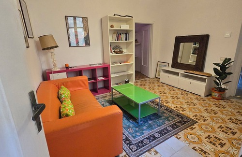 Cremona Apartment | "Libiam nè lieti calici" dwells at the foot of the Torrazzo dedicated to music.