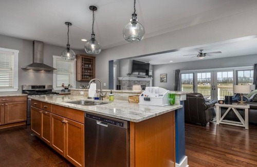 Ottawa House | License to Chill | 3 Bed, 3 Bath