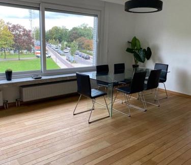 Merksem Apartment | Lichtrijk mooi appartement met zicht op hof van Roosendael