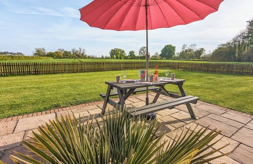 Gissing Cottage | Lie back and count the stars whilst lazing in the hot tub.