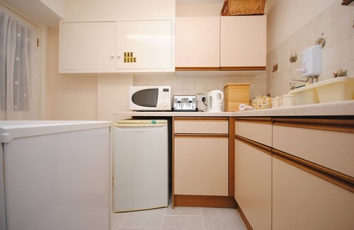 Selsey Apartment | Lifeboat View - a family house that sleeps 10 guests in 5 bedrooms