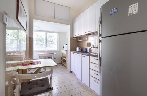 Meqor Hayyim Apartment | light and bright 2 bedroom Old Katamon. Balconies