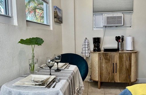 Boca Raton Apartment | Light and bright modern beach studio