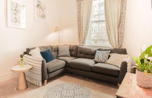 Tetbury Apartment | Light and Central Apartment above Knead Bakery