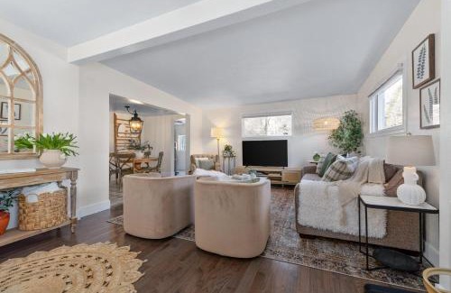 North Spokane House | Light Bright Stylish PRIVATE Home - Whitworth