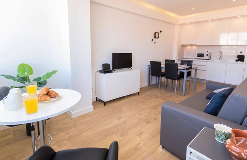 Penha de Franca Apartment | Light & Comfy Flat by LovelyStay
