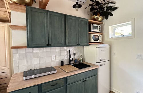 Roseway Cottage | Light-filled Cedar Guesthouse with hot tub and private backyard