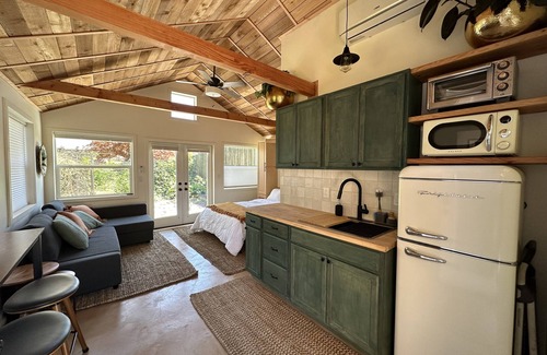 Roseway Cottage | Light-filled Cedar Guesthouse with hot tub and private backyard