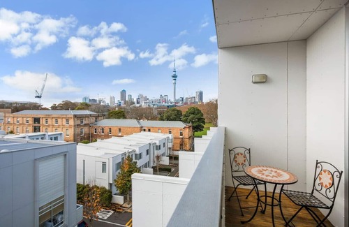 Auckland Central Business District House | Light Filled Multi-Storey Townhouse + Carpark