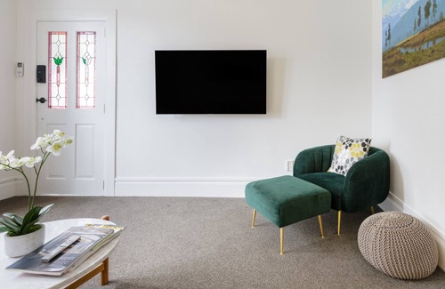 Auckland Apartment | Light-filled Renovated Villa, Walk to Ponsonby Rd