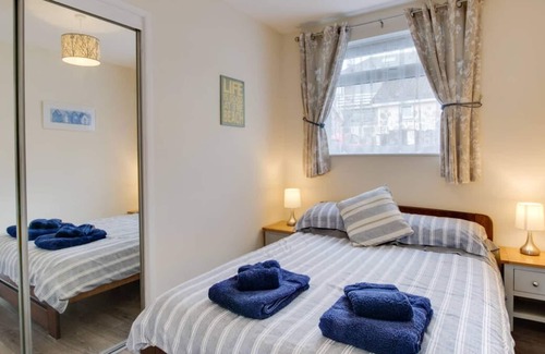 Mumbles Ski Chalet | Lighthouse View in the beautiful Swansea