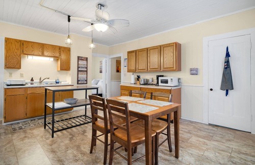 Auburn Apartment | Like home Charming 3 Bedroom Upstairs Flat 3 blocks frm downtown Auburn Sleeps 5