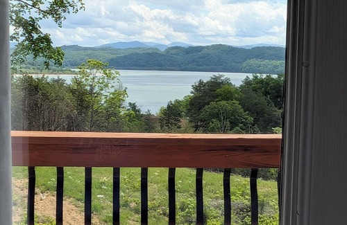 Dandridge House | Like New Lake & Mountain View Serenity from every room in the house!