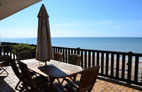 Blonville-sur-Mer Apartment | Like on a boat, facing the sea, 4 km from Deauville