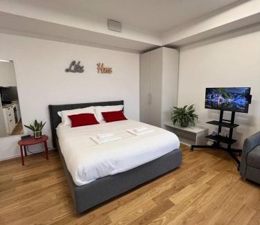 Ferrara Apartment | LikeHome PortaReno Monolocale Exclusive - 4 pxs