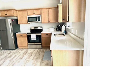 Mankato House | "Lil' Beachy" - Spacious 4-bedroom townhome close to MN State University Campus