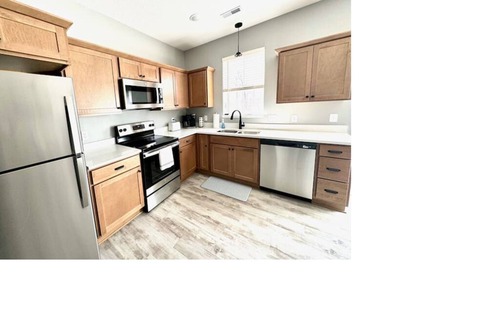 Mankato House | "Lil' Beachy" - Spacious 4-bedroom townhome close to MN State University Campus